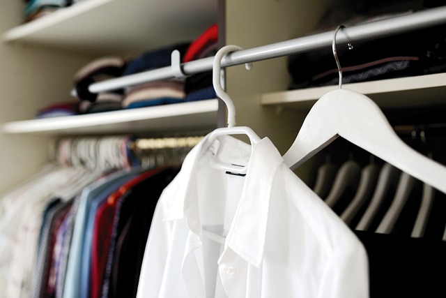 Comment créer une garde-robe capsule : les pièces essentielles à avoir